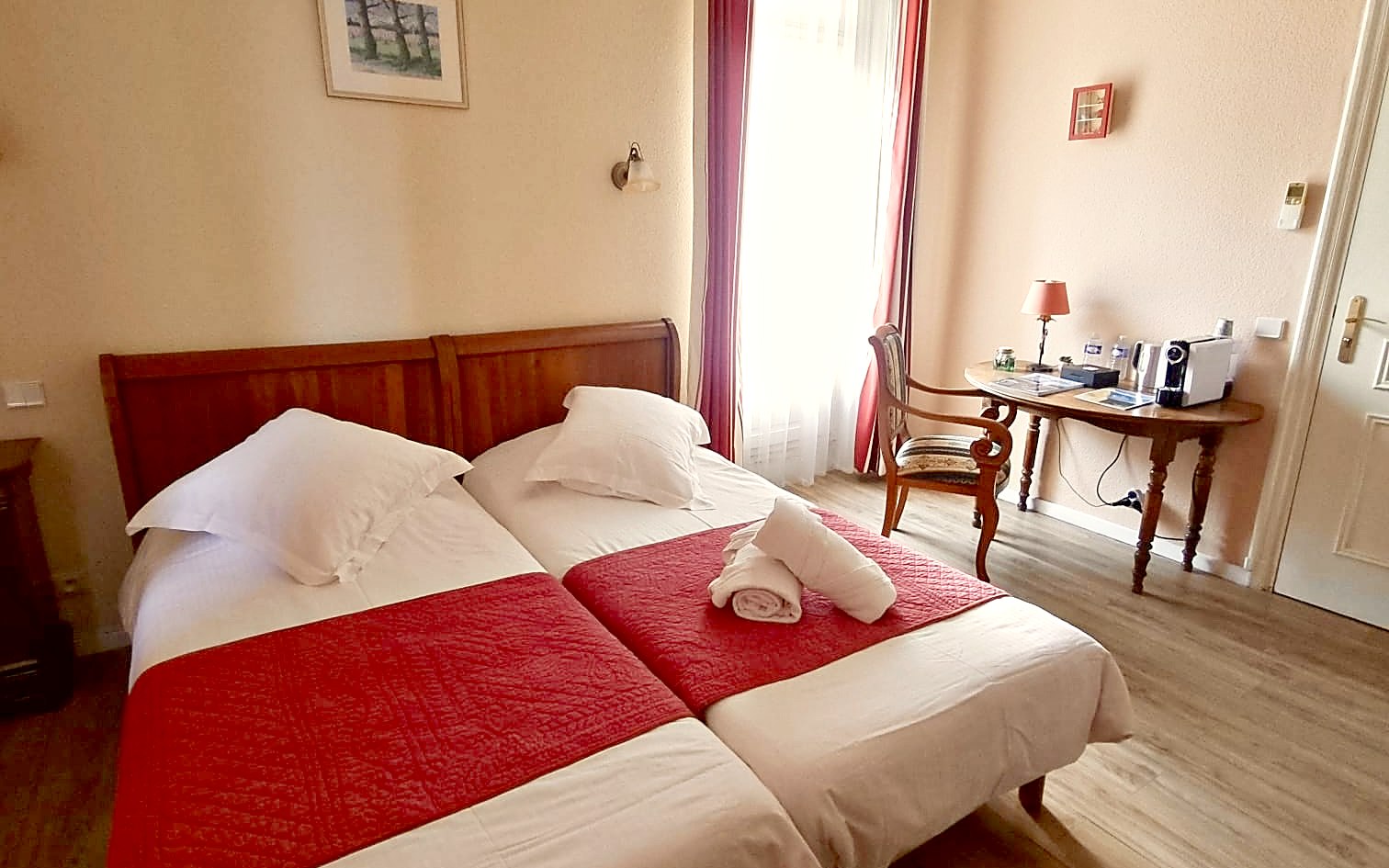 La chambre de maître, lit double et cheminée