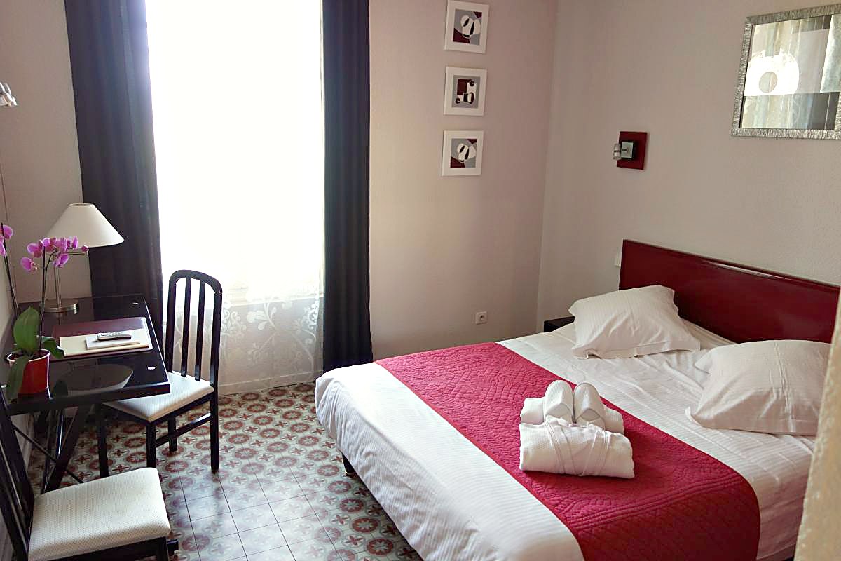 Chambre au dessus-de-lit fuchsia, bureau et orchidée