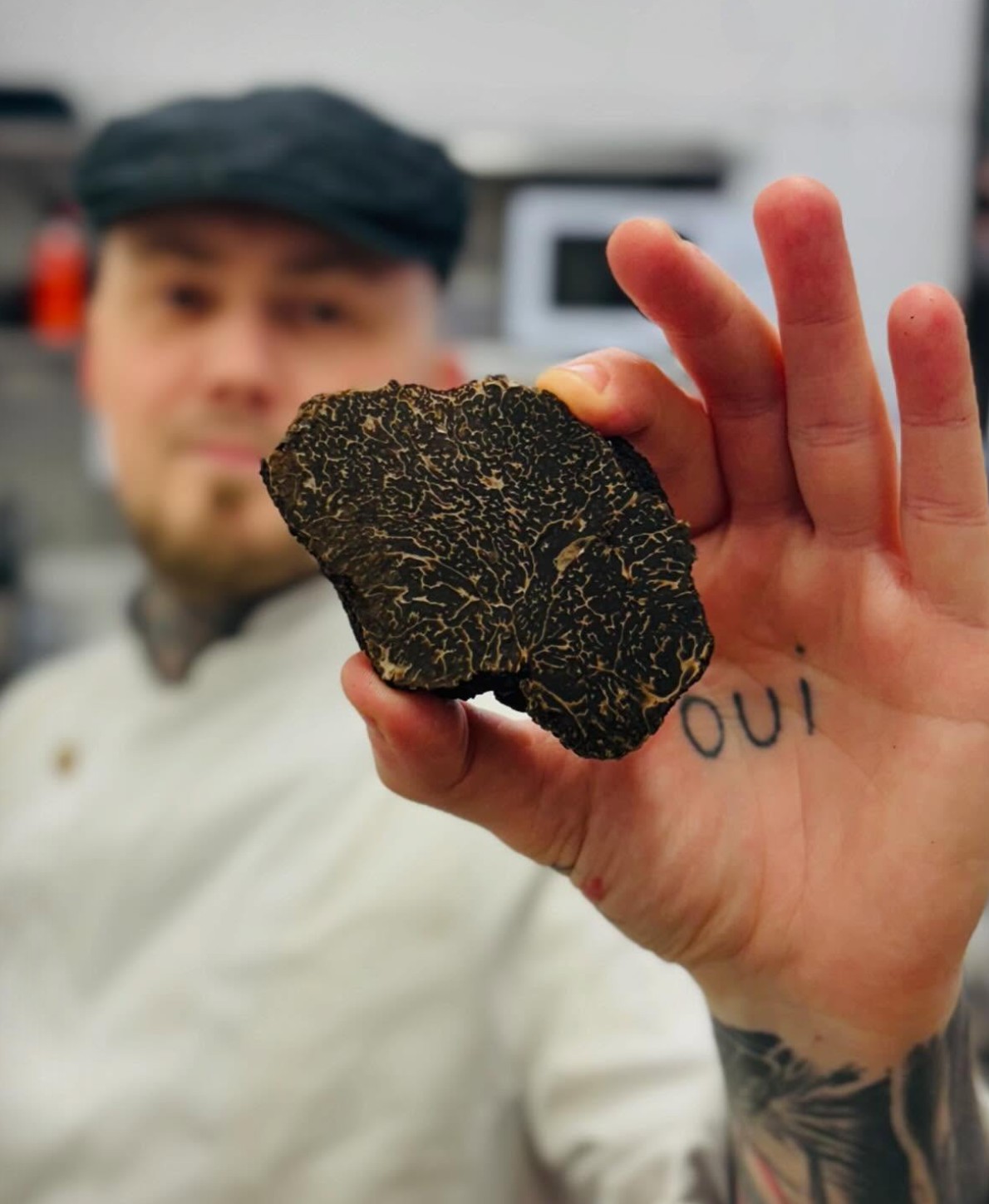 Le chef Yvon Rossignol en cuisine, une truffe noire à la main