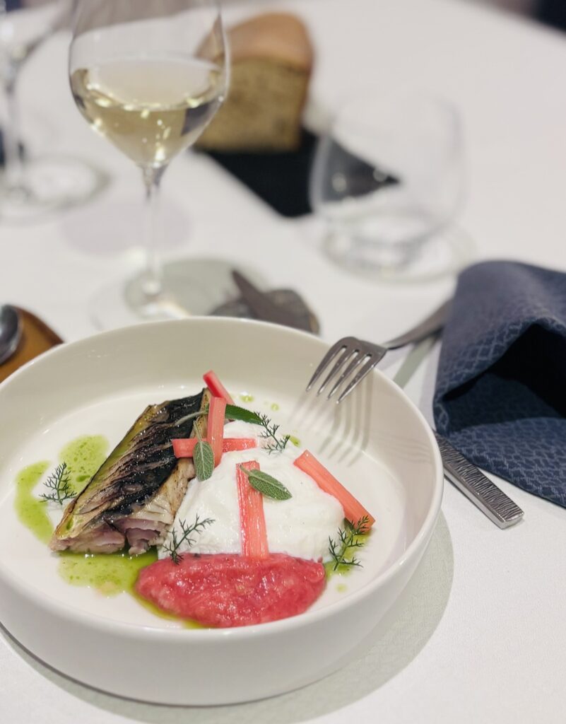 Filet de maquereau cuit à la flamme, rhubarbe en texture, Kéfir, huile à la chlorophylle de sauge.